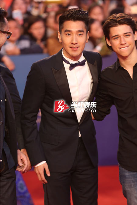 《勇士之门》主演赵又廷和尤赖亚•谢尔顿