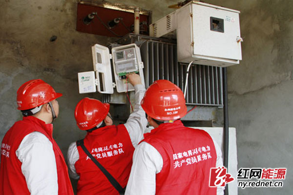 党员服务队正在检查寺内线路设备