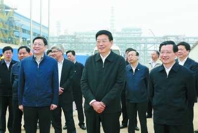 4月17日，湖南省党政代表团一行在中石化九江分公司考察。湖南日报记者张目摄