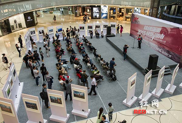 4月18日，“锦绣潇湘·快乐湖南”首届旅游摄影大展湖南首展在长沙万达广场金厅举行开幕式。