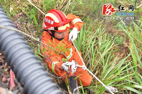 张家界天门山索道应急救护演习 高空大雾中处置险情（图）