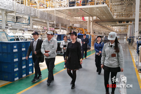 长沙县国税局局长潘平波（前排右二）一行走访广汽三菱公司。