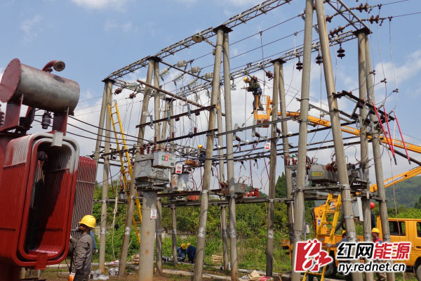 变电站内防腐处理、检修等施工场面。