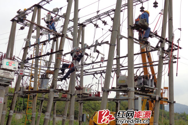 电力构架上检修、设备吊装等忙而不乱。