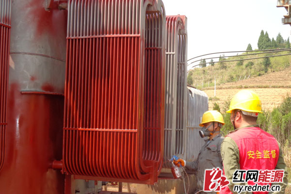 对户外设备进行防腐处理。