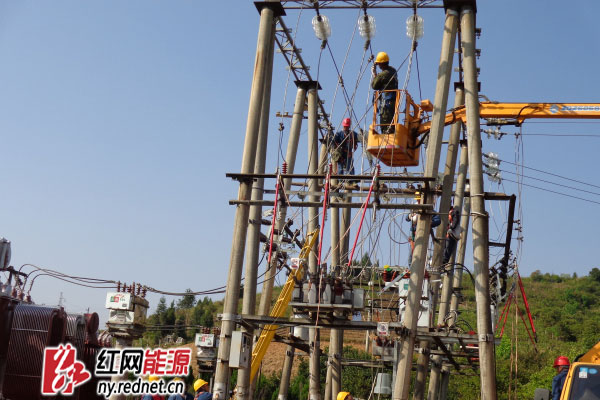 电力构架上检修,认真工作。