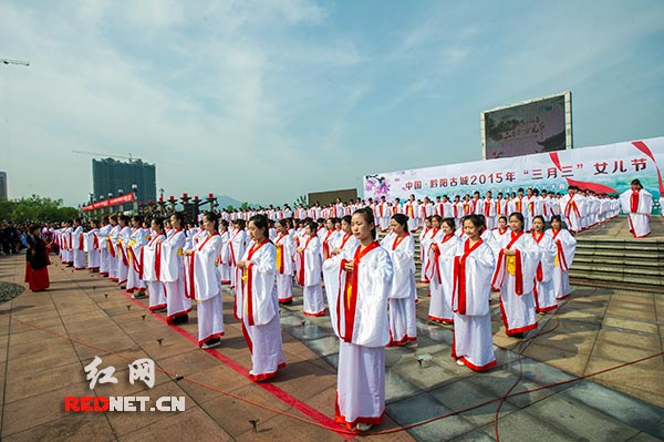 4月21日，中国黔阳古城2015年三月三女儿节启动仪式暨上巳节全球女子成人礼大典在湖南洪江市举行。