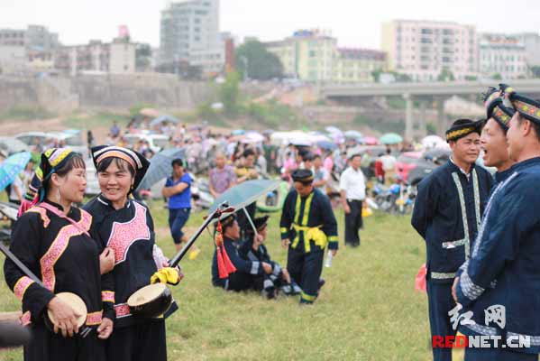 4月21日下午，本届崇左市“三月三·祭壮祖赶歌坡赏木棉”活动的系列活动之一的，宁明传统山歌坡节活动在宁明县举行。