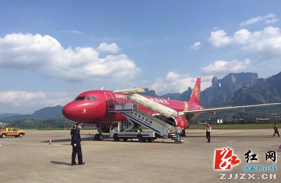 杭州-张家界-昆明专线航班正式开通 吉祥航空客机首航张家界