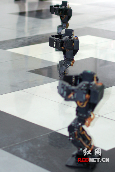 由学生制作的机器人正随着音乐节奏灵活自如的摆动。