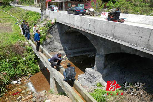 专家组对沅陵境内危桥改造工程现场勘测验收