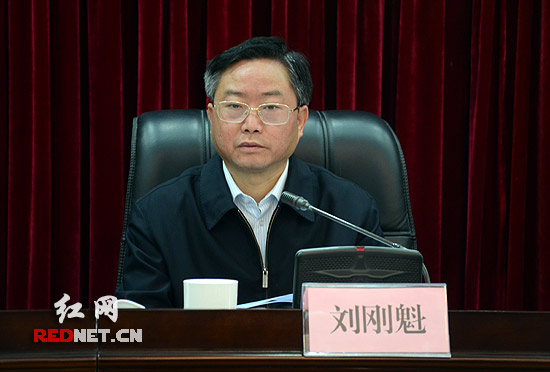 省司法厅法制宣传处处长刘刚魁作工作报告。