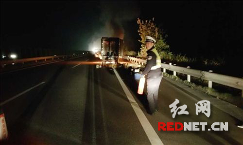 远处起火货车冒着滚滚浓烟 