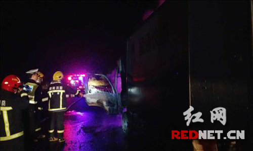 民警消防官兵紧急救援