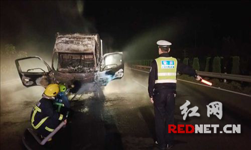 大伙扑灭 交警现场指挥交通