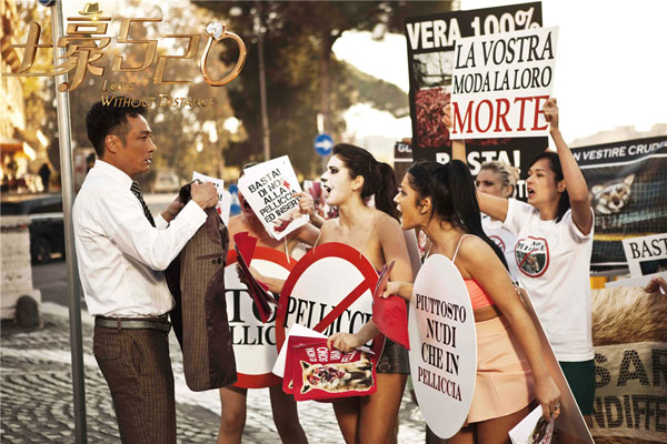 土豪陈为示威游行的女生披衣