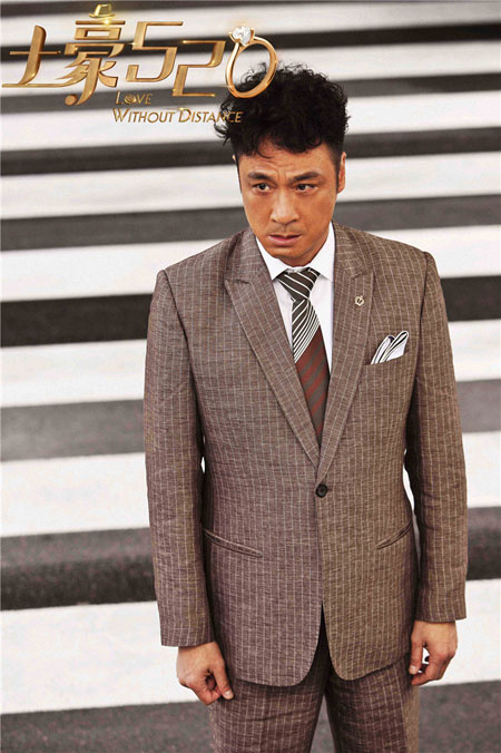 土豪陈在异国街头游荡