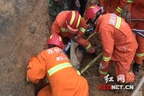 消防官兵采用液压剪剪除被埋工人身边的钢材