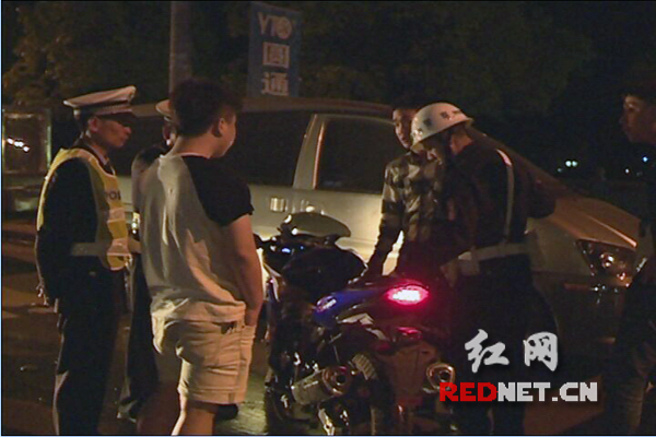 隆回交警查获的无牌无证改装摩托车
