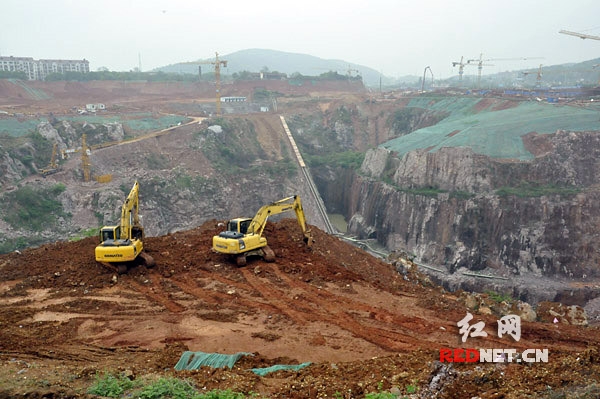正在加紧建设的湘江欢乐城项目。