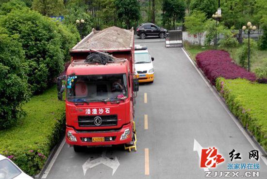 运沙重车私自改装超限超载148% 武陵源依法查扣不手软