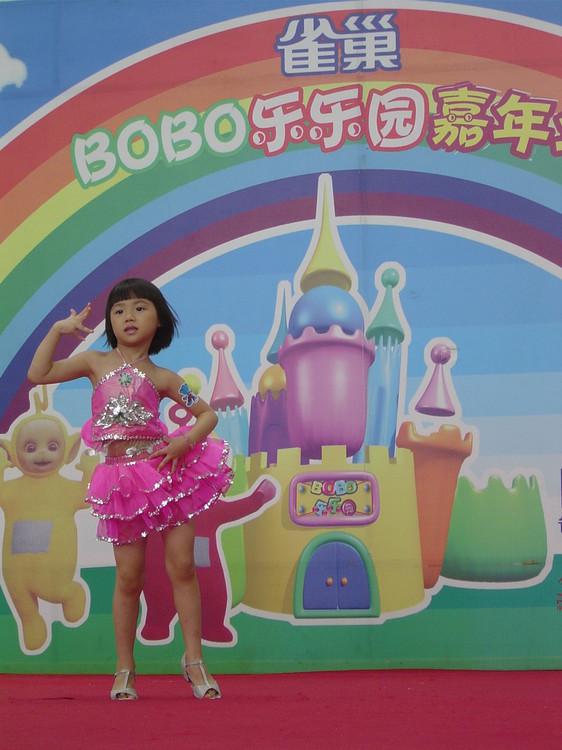 图为徐黄丽表演舞蹈《半唐主义》