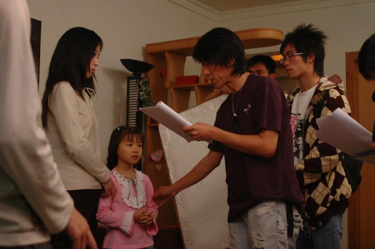 图为导演李嘉华指导陈娟，徐黄丽，陈友文走戏