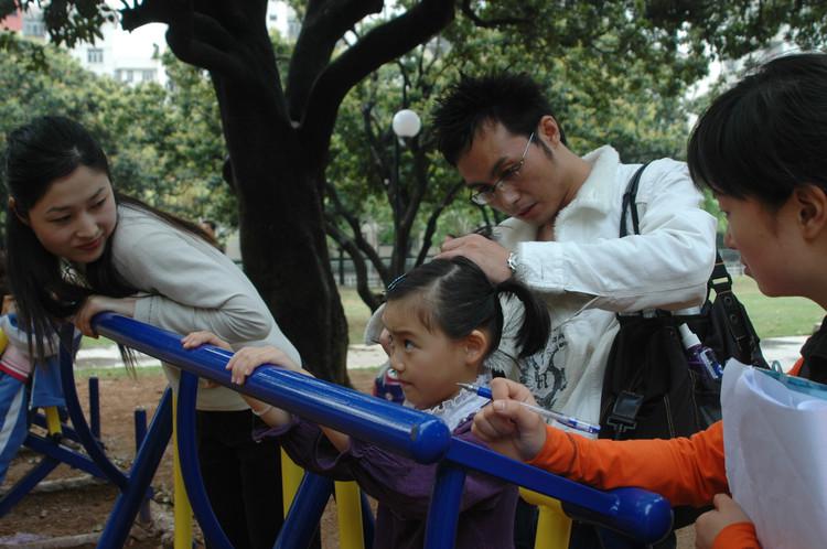 图为副导演东芝检查枫型设计师为徐黄丽造型