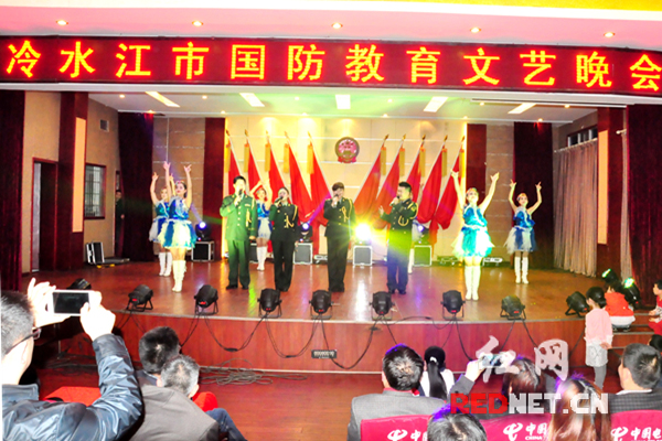 冷水江市国防教育文艺晚会表演情景剧《妈妈我等了你20年》
