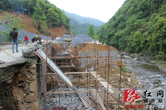 边南公路施工现场 肖丁勤摄