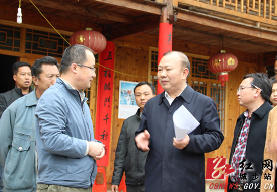 罗建南看望省工商联驻丹口镇栏牛塘村扶贫工作队员 肖丁勤摄