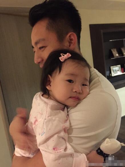 汪小菲抱着女儿小玥儿