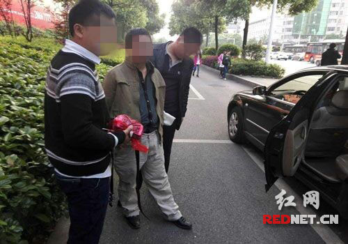 嫌疑人刘某某（中）被当场抓获