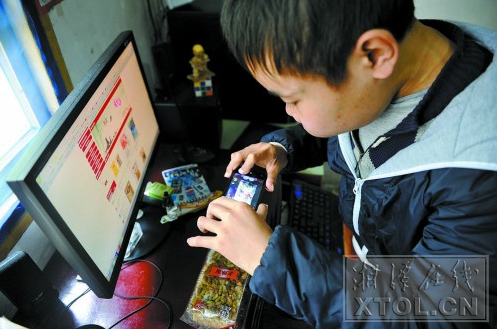 杨博宇通过开网店分担父母压力。（记者 欧阳天 摄）