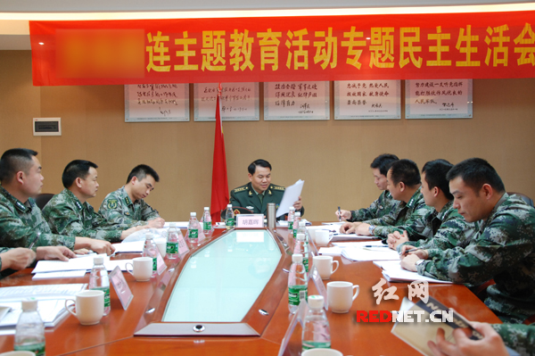 湖南陆军预备役步兵师政治委员胡嘉晖[中]指导连队召开支部专题组织生活会。
