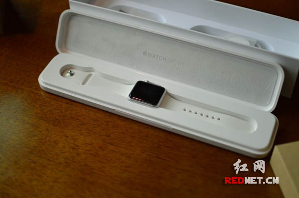 最新上市的运动版applewatch。