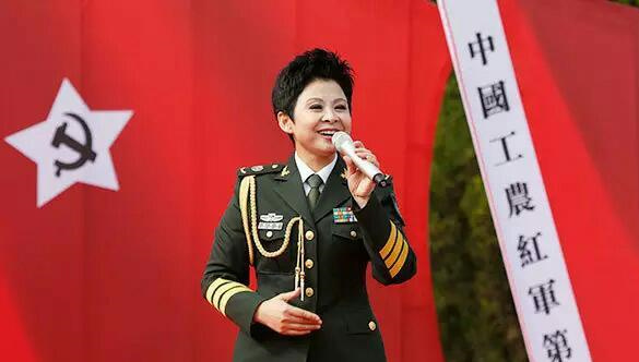 52岁董文华与阎维文亮相甘肃 穿红色长裙精神佳