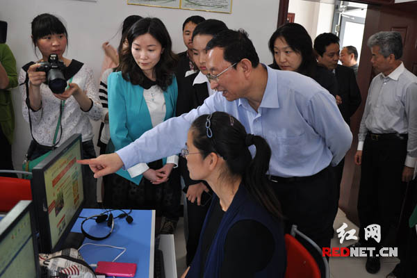 文化部党组书记、部长雒树刚在长沙县福临镇文化站考察。