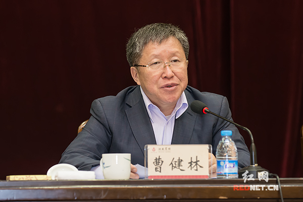 科技部党组成员、副部长曹健林讲话。