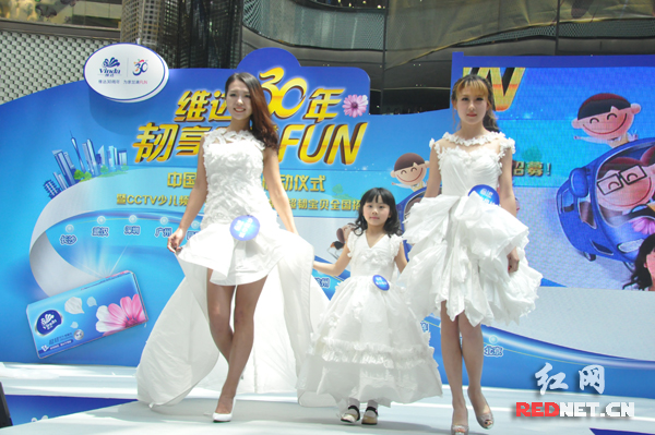 维达超韧中国行第三季首发仪式在长沙举行，纸巾婚纱DIY表演惊艳全场。