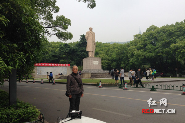 4月25日，在湖南大学东方红广场，游客蔡大爷设置延时拍摄，与毛主席雕像合影。