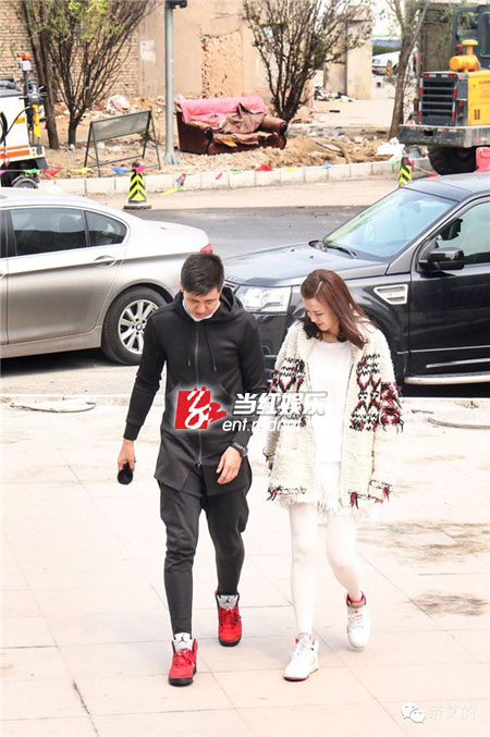 李艾与老公牵手