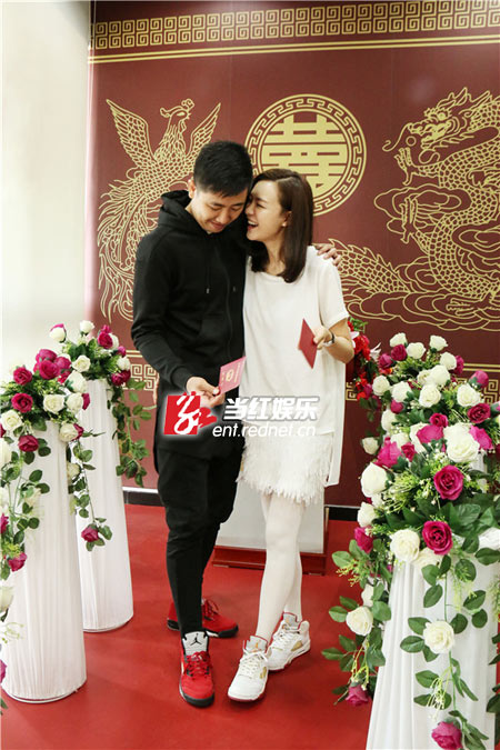 李艾与老公幸福耳语