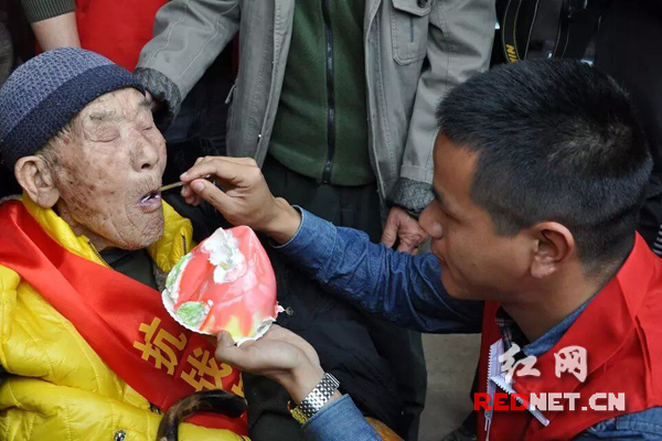 龚老第一次吃上生日蛋糕