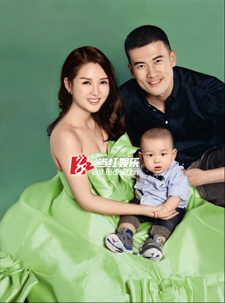 当了爸妈，何洁更妩媚，赫子铭更暖男