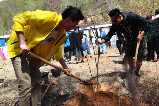 陈楚生为树苗培土