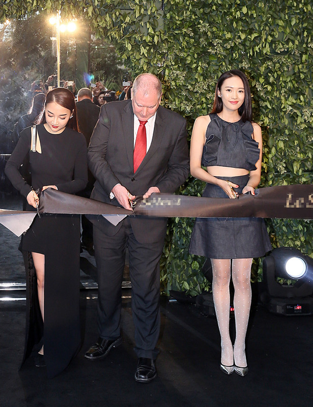 童瑶为品牌剪彩