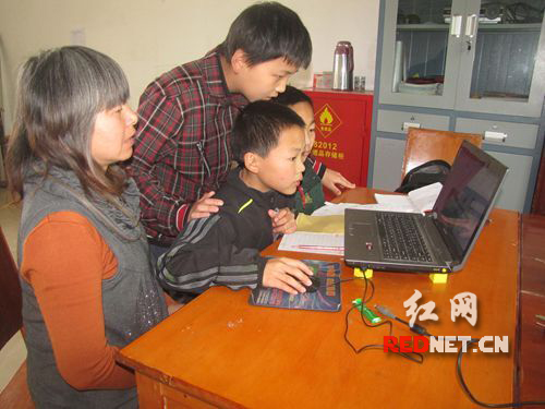 小朋友们正在周老师的指导下登录网页进行学习