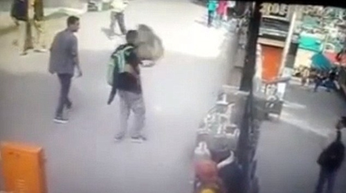 印度一少年向猴子竖中指遭猴子飞脚踹脸（图）