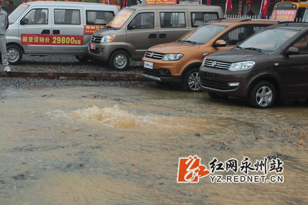 水管破裂处，水还在不断涌出